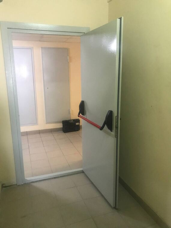 Світлі технічні двері з антипанікою у відчиненому положенні