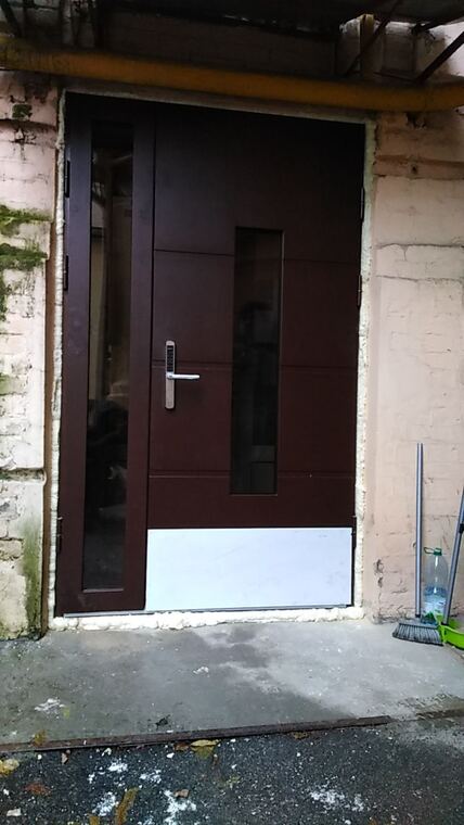 Темні вхідні двері зі склопакетом і верхньою фрамугою