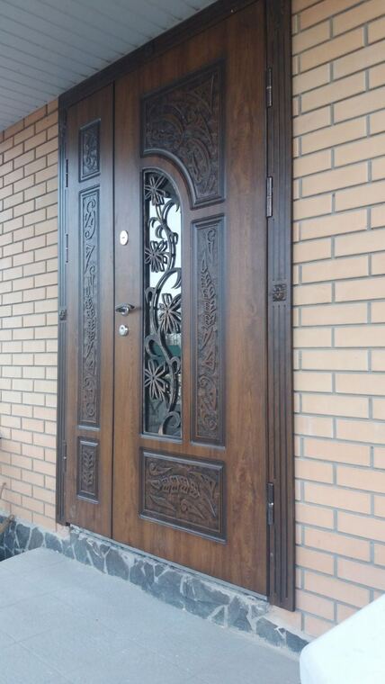 Вхідні двері під золотий дуб з кованим вітражем і бічною фрамугою